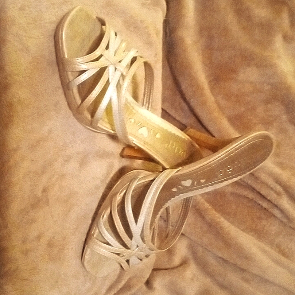 Mud size 8 and a half silver and gold 👠